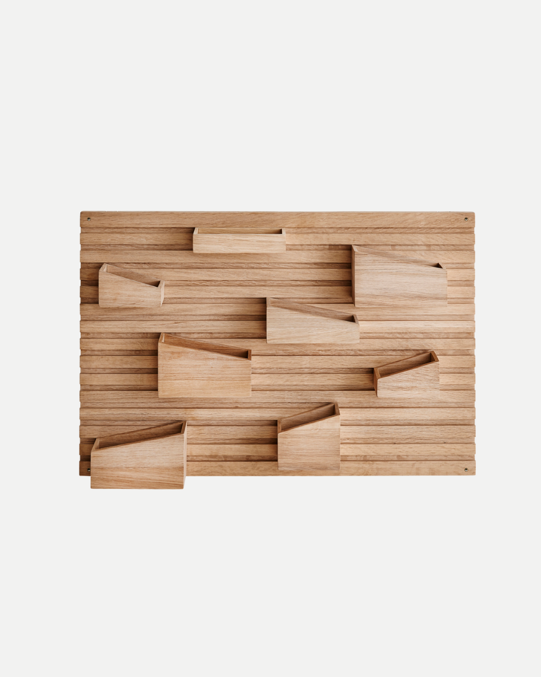 WOUD Input Organiser ชั้นติดผนังไม้โอ๊กสไตล์ Scandinavian furniture และ Danish design ออกแบบแบบโมดูลาร์ด้วยกล่องไม้ 8 ช่องปรับตำแหน่งได้ เหมาะสำหรับใช้เป็น wall organiser และ wooden organiser ในบ้านแนว Nordic หรือมินิมอล ช่วยจัดเก็บของใช้ประจำวันในพื้นที่เล็ก เช่น คอนโดหรือมุมทำงานให้เป็นระเบียบ ดูทันสมัยและสบายตา ดีไซน์คุณภาพจาก WOUD ที่เข้ากับแนวทางของ Old Pine Trees ในประเทศไทย ซึ่งเน้นเฟอร์นิเจอร์ไม้คุณภาพดีที่ใช้งานได้จริงและอยู่ได้นาน.