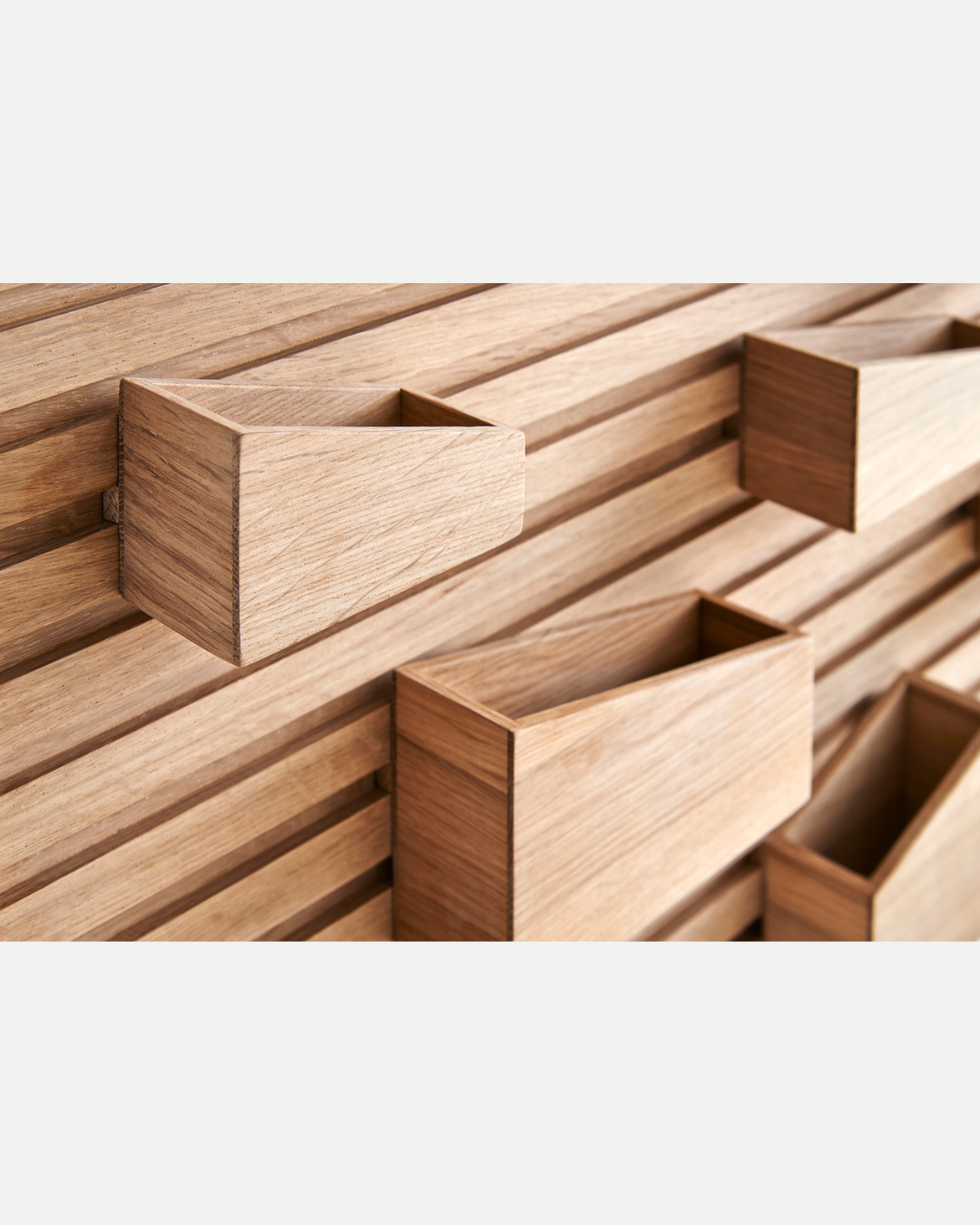 WOUD Input Organiser ชั้นติดผนังไม้โอ๊กสไตล์ Scandinavian furniture และ Danish design ออกแบบแบบโมดูลาร์ด้วยกล่องไม้ 8 ช่องปรับตำแหน่งได้ เหมาะสำหรับใช้เป็น wall organiser และ wooden organiser ในบ้านแนว Nordic หรือมินิมอล ช่วยจัดเก็บของใช้ประจำวันในพื้นที่เล็ก เช่น คอนโดหรือมุมทำงานให้เป็นระเบียบ ดูทันสมัยและสบายตา ดีไซน์คุณภาพจาก WOUD ที่เข้ากับแนวทางของ Old Pine Trees ในประเทศไทย ซึ่งเน้นเฟอร์นิเจอร์ไม้คุณภาพดีที่ใช้งานได้จริงและอยู่ได้นาน.