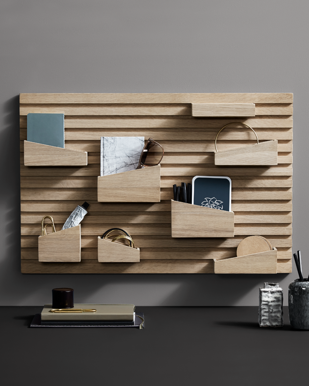 WOUD Input Organiser ชั้นติดผนังไม้โอ๊กสไตล์ Scandinavian furniture และ Danish design ออกแบบแบบโมดูลาร์ด้วยกล่องไม้ 8 ช่องปรับตำแหน่งได้ เหมาะสำหรับใช้เป็น wall organiser และ wooden organiser ในบ้านแนว Nordic หรือมินิมอล ช่วยจัดเก็บของใช้ประจำวันในพื้นที่เล็ก เช่น คอนโดหรือมุมทำงานให้เป็นระเบียบ ดูทันสมัยและสบายตา ดีไซน์คุณภาพจาก WOUD ที่เข้ากับแนวทางของ Old Pine Trees ในประเทศไทย ซึ่งเน้นเฟอร์นิเจอร์ไม้คุณภาพดีที่ใช้งานได้จริงและอยู่ได้นาน.