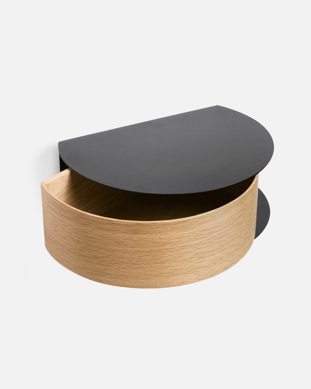 Wallie เป็นชั้นวางของติดผนังจาก WOUD ที่ใช้รูปทรงเรียบง่ายแบบสแกนดิเนเวียน ผสมผสานลิ้นชักไม้โอ๊กแท้กับโครงเหล็กเคลือบสีอย่างเรียบร้อย ลิ้นชักยึดด้วยแม่เหล็กทำให้ถอดใช้สะดวกและดูสะอาดตา เหมาะสำหรับเก็บของชิ้นเล็กในมุมต่างๆ ของบ้านโดยไม่เปลืองพื้นที่ ดีไซน์ของ Wallie สะท้อนแนวคิดเดียวกับ Old Pine Trees ในเรื่องความงามที่ใช้งานได้จริง ดูเรียบ สบายตา และอยู่กับเราได้นาน พร้อมเข้ากับหลายสไตล์ของบ้านในชีวิตประจำวัน.