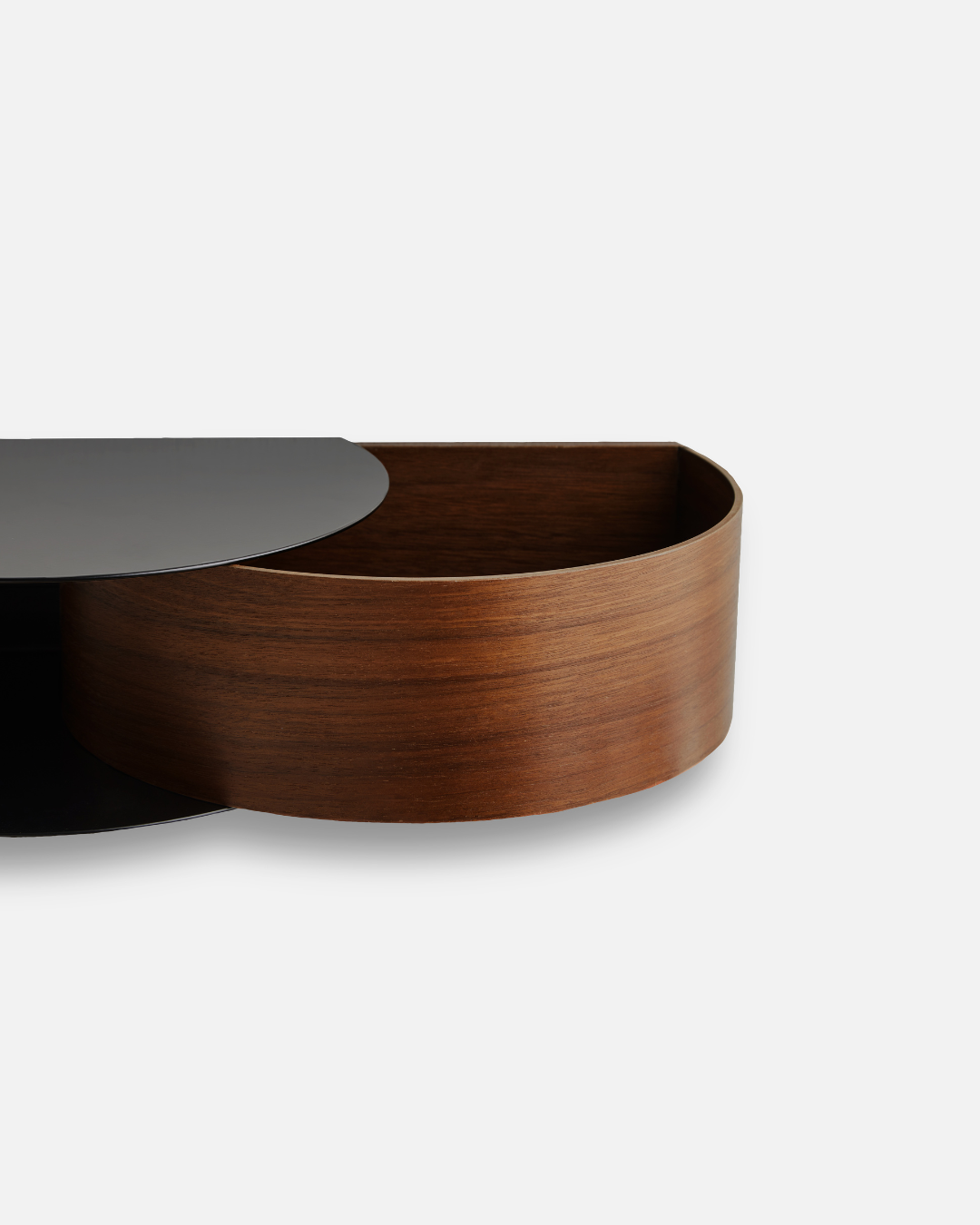 Wallie เป็นชั้นวางของติดผนังจาก WOUD ที่ใช้รูปทรงเรียบง่ายแบบสแกนดิเนเวียน ผสมผสานลิ้นชักไม้โอ๊กแท้กับโครงเหล็กเคลือบสีอย่างเรียบร้อย ลิ้นชักยึดด้วยแม่เหล็กทำให้ถอดใช้สะดวกและดูสะอาดตา เหมาะสำหรับเก็บของชิ้นเล็กในมุมต่างๆ ของบ้านโดยไม่เปลืองพื้นที่ ดีไซน์ของ Wallie สะท้อนแนวคิดเดียวกับ Old Pine Trees ในเรื่องความงามที่ใช้งานได้จริง ดูเรียบ สบายตา และอยู่กับเราได้นาน พร้อมเข้ากับหลายสไตล์ของบ้านในชีวิตประจำวัน.