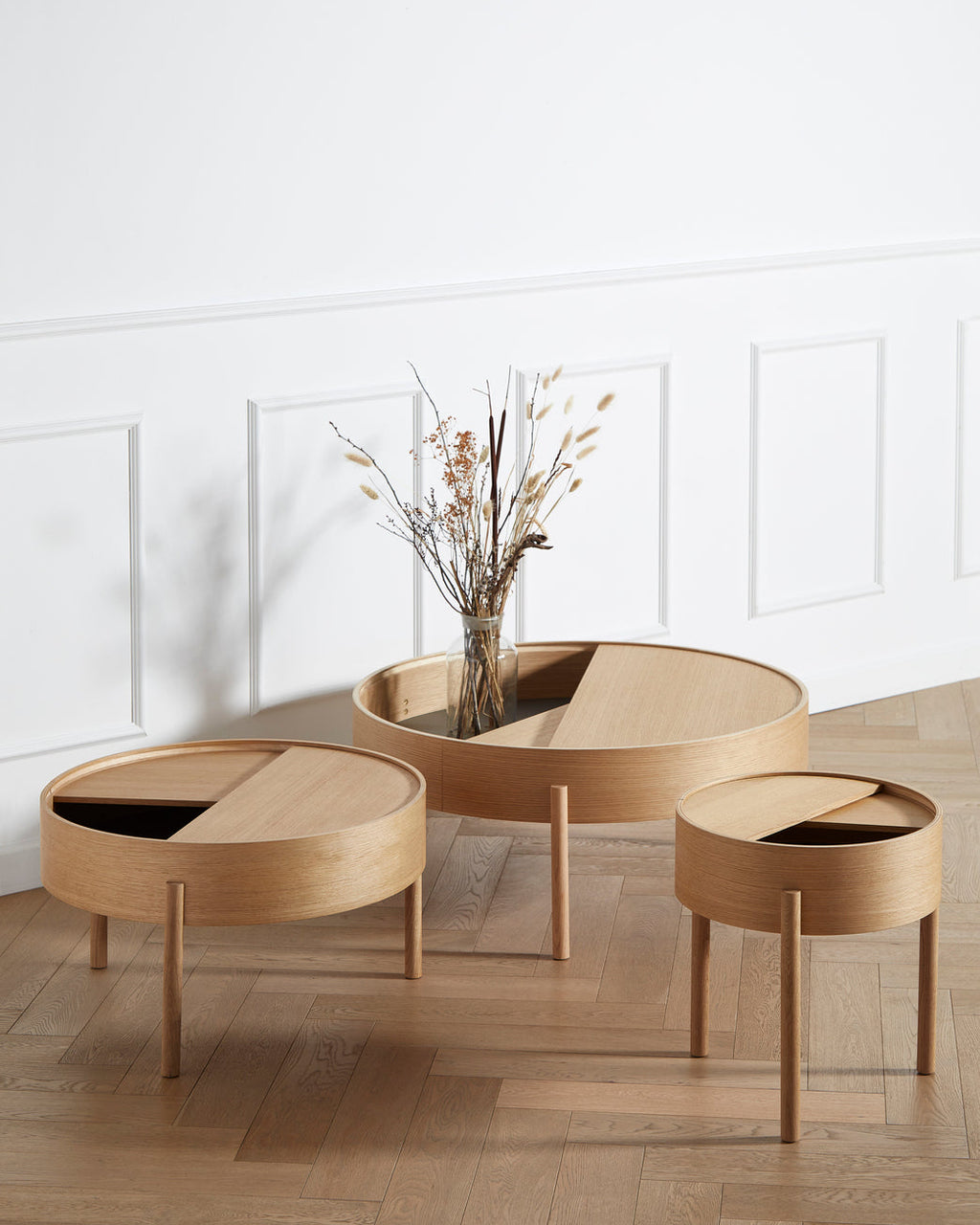Arc Table จาก WOUD เป็นโต๊ะกลางสไตล์ Scandinavian furniture ที่ออกแบบในเดนมาร์ก ใช้ไม้แท้ เช่น Walnut, Oak และ Black Ash จุดเด่นคือฝาบนหมุนได้ เปิดเพื่อโชว์ของหรือปิดเพื่อซ่อนของได้ทันที ช่องเก็บของด้านในบุนาโนลามิเนตทนทานและดูแลง่าย ขาไม้สามขาช่วยให้โต๊ะดูเบาและเข้ากับบ้านแนว Nordic, มินิมอล หรือห้องนั่งเล่นสมัยใหม่ เหมาะสำหรับผู้ที่ต้องการเฟอร์นิเจอร์เดนมาร์กคุณภาพดีที่ใช้งานได้จริง และเข้ากับแนวทางของ Old Pine Trees เรื่องความงามที่เรียบง่าย ใช้งานได้ และอยู่กับเราได้นาน.