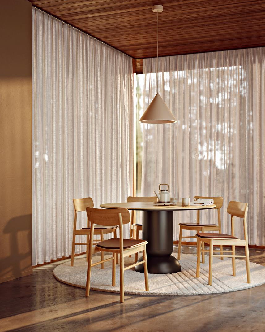 WOUD Soma Dining Chair เป็นเก้าอี้ทานข้าวสไตล์ Scandinavian furniture จากเดนมาร์กที่เน้นเส้นสายเรียบ นั่งสบาย และเข้ากับบ้านแนว Nordic และมินิมอลได้ง่าย โครงสร้างใช้ไม้แท้ ทั้งโอ๊กและแอช พร้อมตัวเลือกแบบบุหนังเพื่อเพิ่มความนุ่มสบาย ดีไซน์พนักพิงโค้งรับหลังและขาไม้ทรงกลมทำให้เก้าอี้ดูอบอุ่นและเบาสบายตามแบบ Danish design เหมาะทั้งโต๊ะอาหารและมุมทำงานในบ้านไทย และสอดคล้องกับแนวคิดของ Old Pine Trees ที่ให้ความสำคัญกับเฟอร์นิเจอร์ไม้คุณภาพดีที่ใช้งานได้จริงและอยู่ได้นาน.