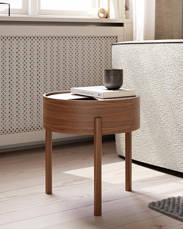 Arc Table จาก WOUD เป็นโต๊ะกลางสไตล์ Scandinavian furniture ที่ออกแบบในเดนมาร์ก ใช้ไม้แท้ เช่น Walnut, Oak และ Black Ash จุดเด่นคือฝาบนหมุนได้ เปิดเพื่อโชว์ของหรือปิดเพื่อซ่อนของได้ทันที ช่องเก็บของด้านในบุนาโนลามิเนตทนทานและดูแลง่าย ขาไม้สามขาช่วยให้โต๊ะดูเบาและเข้ากับบ้านแนว Nordic, มินิมอล หรือห้องนั่งเล่นสมัยใหม่ เหมาะสำหรับผู้ที่ต้องการเฟอร์นิเจอร์เดนมาร์กคุณภาพดีที่ใช้งานได้จริง และเข้ากับแนวทางของ Old Pine Trees เรื่องความงามที่เรียบง่าย ใช้งานได้ และอยู่กับเราได้นาน.