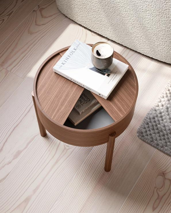 Arc Table จาก WOUD เป็นโต๊ะกลางสไตล์ Scandinavian furniture ที่ออกแบบในเดนมาร์ก ใช้ไม้แท้ เช่น Walnut, Oak และ Black Ash จุดเด่นคือฝาบนหมุนได้ เปิดเพื่อโชว์ของหรือปิดเพื่อซ่อนของได้ทันที ช่องเก็บของด้านในบุนาโนลามิเนตทนทานและดูแลง่าย ขาไม้สามขาช่วยให้โต๊ะดูเบาและเข้ากับบ้านแนว Nordic, มินิมอล หรือห้องนั่งเล่นสมัยใหม่ เหมาะสำหรับผู้ที่ต้องการเฟอร์นิเจอร์เดนมาร์กคุณภาพดีที่ใช้งานได้จริง และเข้ากับแนวทางของ Old Pine Trees เรื่องความงามที่เรียบง่าย ใช้งานได้ และอยู่กับเราได้นาน.