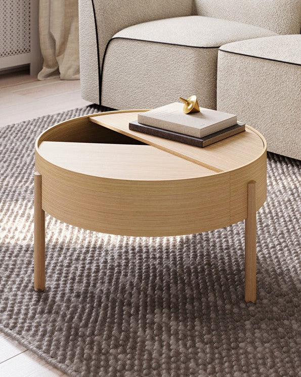 Arc Table จาก WOUD เป็นโต๊ะกลางสไตล์ Scandinavian furniture ที่ออกแบบในเดนมาร์ก ใช้ไม้แท้ เช่น Walnut, Oak และ Black Ash จุดเด่นคือฝาบนหมุนได้ เปิดเพื่อโชว์ของหรือปิดเพื่อซ่อนของได้ทันที ช่องเก็บของด้านในบุนาโนลามิเนตทนทานและดูแลง่าย ขาไม้สามขาช่วยให้โต๊ะดูเบาและเข้ากับบ้านแนว Nordic, มินิมอล หรือห้องนั่งเล่นสมัยใหม่ เหมาะสำหรับผู้ที่ต้องการเฟอร์นิเจอร์เดนมาร์กคุณภาพดีที่ใช้งานได้จริง และเข้ากับแนวทางของ Old Pine Trees เรื่องความงามที่เรียบง่าย ใช้งานได้ และอยู่กับเราได้นาน.