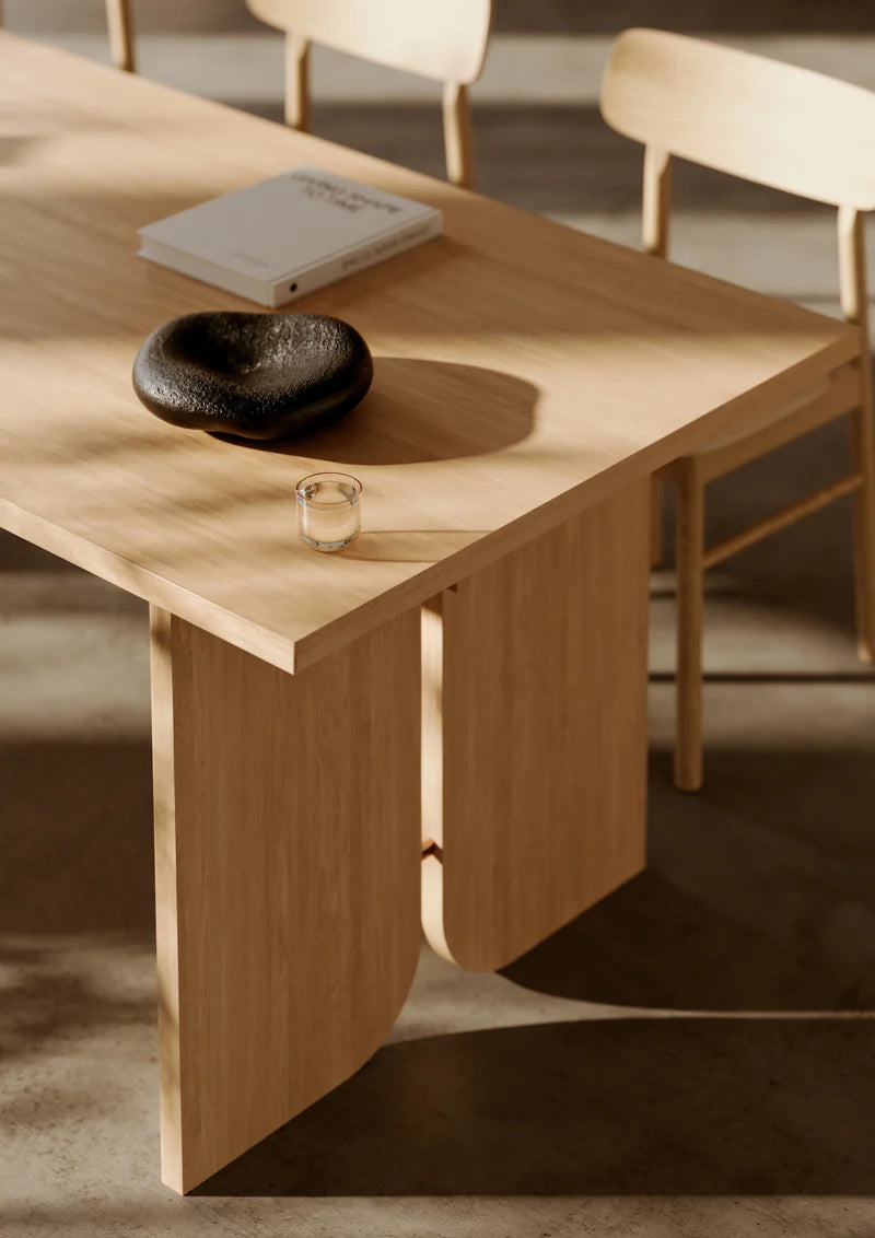 Kimono Dining Table โต๊ะรับประทานอาหารไม้ oak พร้อมรายละเอียด brass ออกแบบโดย Magnus Pettersen