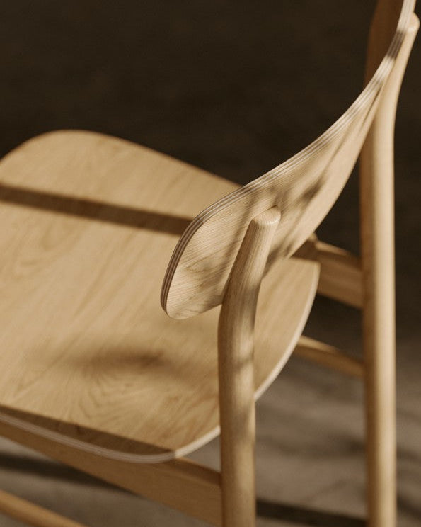 WOUD Soma Dining Chair เป็นเก้าอี้ทานข้าวสไตล์ Scandinavian furniture จากเดนมาร์กที่เน้นเส้นสายเรียบ นั่งสบาย และเข้ากับบ้านแนว Nordic และมินิมอลได้ง่าย โครงสร้างใช้ไม้แท้ ทั้งโอ๊กและแอช พร้อมตัวเลือกแบบบุหนังเพื่อเพิ่มความนุ่มสบาย ดีไซน์พนักพิงโค้งรับหลังและขาไม้ทรงกลมทำให้เก้าอี้ดูอบอุ่นและเบาสบายตามแบบ Danish design เหมาะทั้งโต๊ะอาหารและมุมทำงานในบ้านไทย และสอดคล้องกับแนวคิดของ Old Pine Trees ที่ให้ความสำคัญกับเฟอร์นิเจอร์ไม้คุณภาพดีที่ใช้งานได้จริงและอยู่ได้นาน.