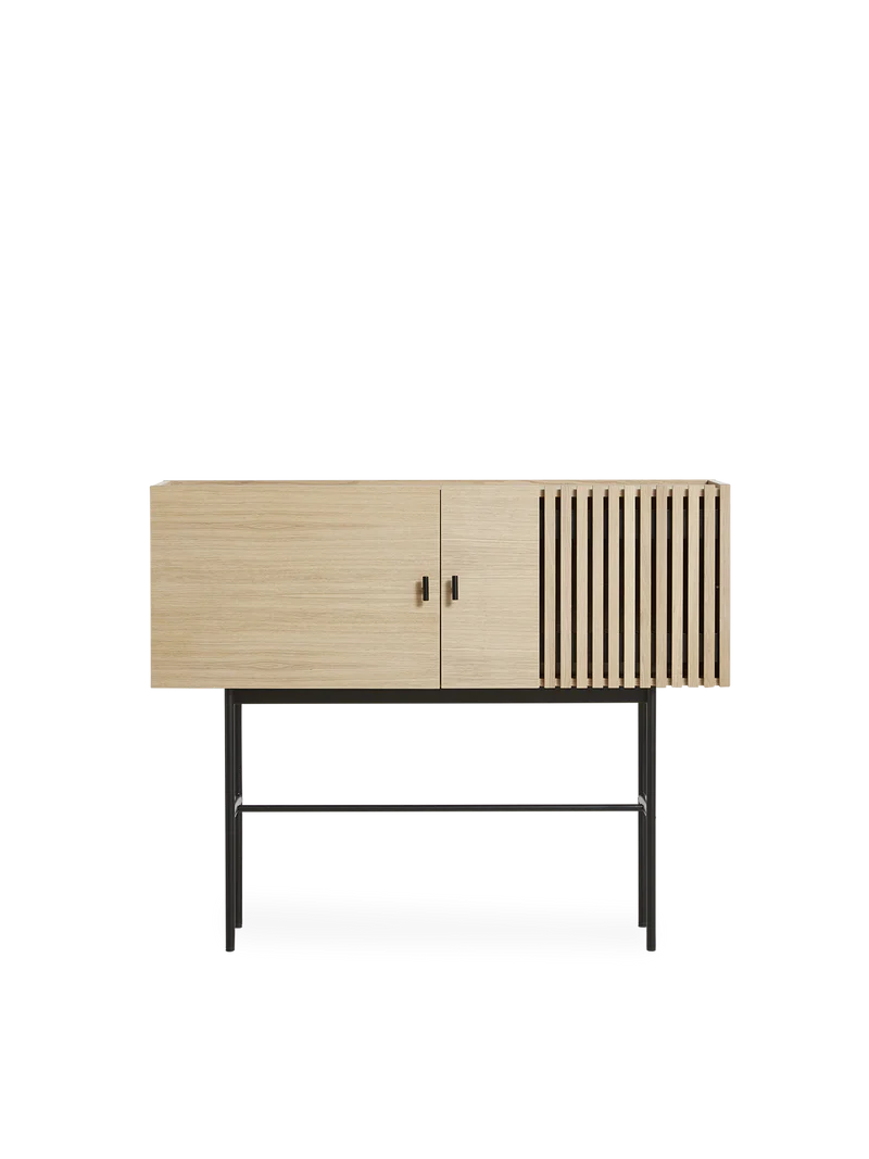 Array Sideboard (180 cm) ตู้เก็บของไม้ oak veneer พร้อมขาโลหะสีดำ ออกแบบโดย Says Who