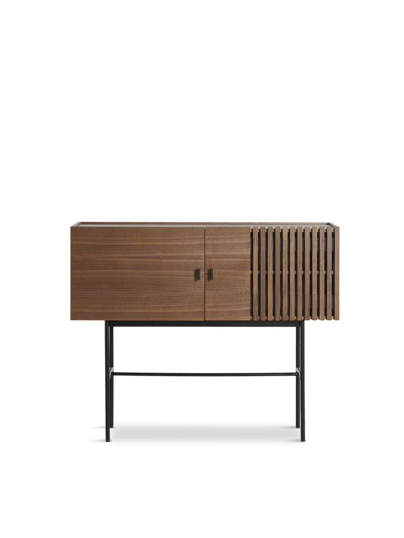 Array Sideboard (180 cm) ตู้เก็บของไม้ oak veneer พร้อมขาโลหะสีดำ ออกแบบโดย Says Who