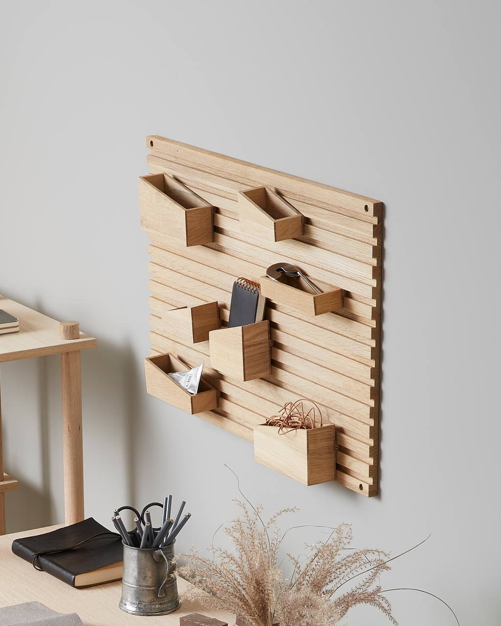 WOUD Input Organiser ชั้นติดผนังไม้โอ๊กสไตล์ Scandinavian furniture และ Danish design ออกแบบแบบโมดูลาร์ด้วยกล่องไม้ 8 ช่องปรับตำแหน่งได้ เหมาะสำหรับใช้เป็น wall organiser และ wooden organiser ในบ้านแนว Nordic หรือมินิมอล ช่วยจัดเก็บของใช้ประจำวันในพื้นที่เล็ก เช่น คอนโดหรือมุมทำงานให้เป็นระเบียบ ดูทันสมัยและสบายตา ดีไซน์คุณภาพจาก WOUD ที่เข้ากับแนวทางของ Old Pine Trees ในประเทศไทย ซึ่งเน้นเฟอร์นิเจอร์ไม้คุณภาพดีที่ใช้งานได้จริงและอยู่ได้นาน.