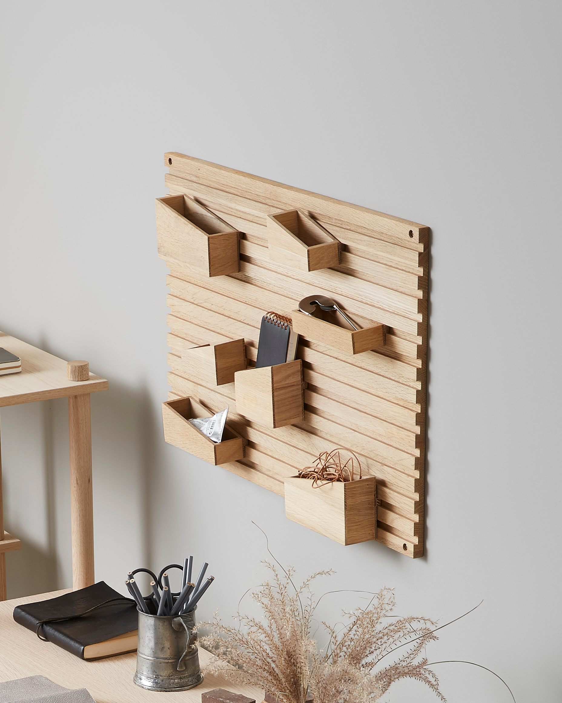 WOUD Input Organiser ชั้นติดผนังไม้โอ๊กสไตล์ Scandinavian furniture และ Danish design ออกแบบแบบโมดูลาร์ด้วยกล่องไม้ 8 ช่องปรับตำแหน่งได้ เหมาะสำหรับใช้เป็น wall organiser และ wooden organiser ในบ้านแนว Nordic หรือมินิมอล ช่วยจัดเก็บของใช้ประจำวันในพื้นที่เล็ก เช่น คอนโดหรือมุมทำงานให้เป็นระเบียบ ดูทันสมัยและสบายตา ดีไซน์คุณภาพจาก WOUD ที่เข้ากับแนวทางของ Old Pine Trees ในประเทศไทย ซึ่งเน้นเฟอร์นิเจอร์ไม้คุณภาพดีที่ใช้งานได้จริงและอยู่ได้นาน.