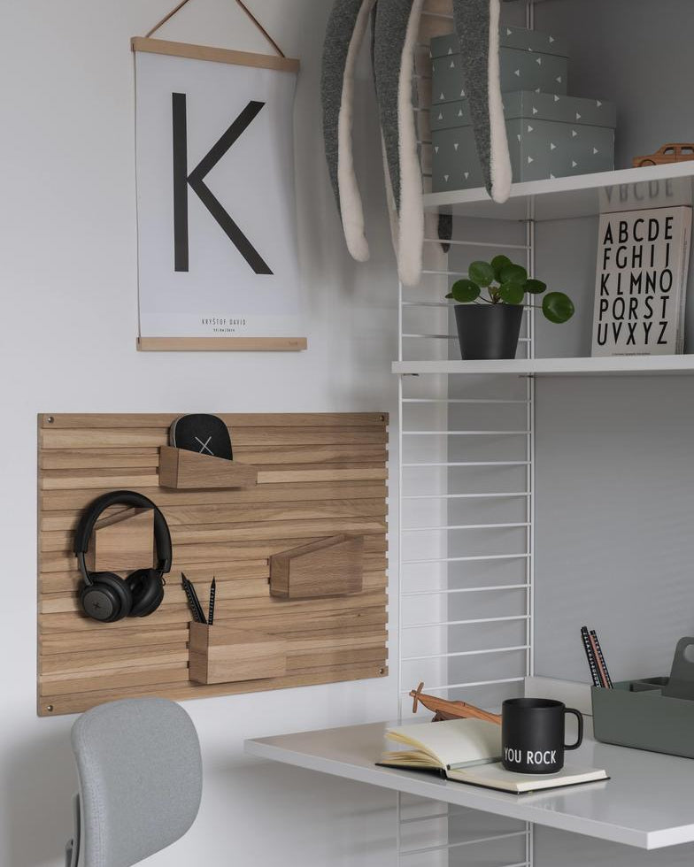 WOUD Input Organiser ชั้นติดผนังไม้โอ๊กสไตล์ Scandinavian furniture และ Danish design ออกแบบแบบโมดูลาร์ด้วยกล่องไม้ 8 ช่องปรับตำแหน่งได้ เหมาะสำหรับใช้เป็น wall organiser และ wooden organiser ในบ้านแนว Nordic หรือมินิมอล ช่วยจัดเก็บของใช้ประจำวันในพื้นที่เล็ก เช่น คอนโดหรือมุมทำงานให้เป็นระเบียบ ดูทันสมัยและสบายตา ดีไซน์คุณภาพจาก WOUD ที่เข้ากับแนวทางของ Old Pine Trees ในประเทศไทย ซึ่งเน้นเฟอร์นิเจอร์ไม้คุณภาพดีที่ใช้งานได้จริงและอยู่ได้นาน.