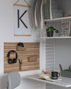 WOUD Input Organiser ชั้นติดผนังไม้โอ๊กสไตล์ Scandinavian furniture และ Danish design ออกแบบแบบโมดูลาร์ด้วยกล่องไม้ 8 ช่องปรับตำแหน่งได้ เหมาะสำหรับใช้เป็น wall organiser และ wooden organiser ในบ้านแนว Nordic หรือมินิมอล ช่วยจัดเก็บของใช้ประจำวันในพื้นที่เล็ก เช่น คอนโดหรือมุมทำงานให้เป็นระเบียบ ดูทันสมัยและสบายตา ดีไซน์คุณภาพจาก WOUD ที่เข้ากับแนวทางของ Old Pine Trees ในประเทศไทย ซึ่งเน้นเฟอร์นิเจอร์ไม้คุณภาพดีที่ใช้งานได้จริงและอยู่ได้นาน.