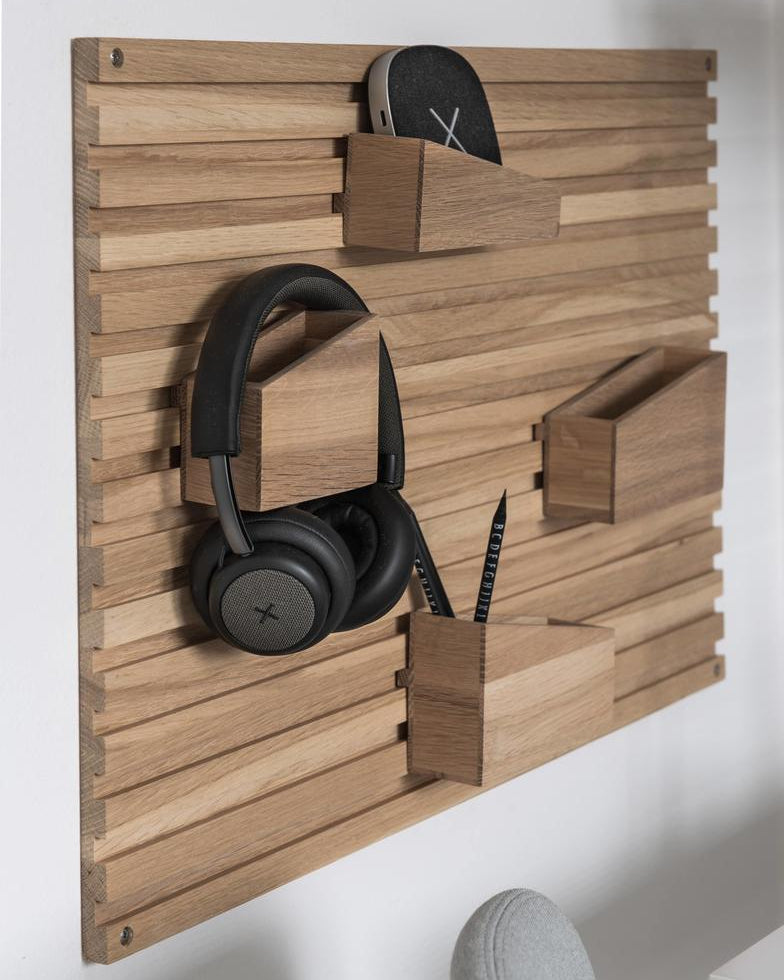 WOUD Input Organiser ชั้นติดผนังไม้โอ๊กสไตล์ Scandinavian furniture และ Danish design ออกแบบแบบโมดูลาร์ด้วยกล่องไม้ 8 ช่องปรับตำแหน่งได้ เหมาะสำหรับใช้เป็น wall organiser และ wooden organiser ในบ้านแนว Nordic หรือมินิมอล ช่วยจัดเก็บของใช้ประจำวันในพื้นที่เล็ก เช่น คอนโดหรือมุมทำงานให้เป็นระเบียบ ดูทันสมัยและสบายตา ดีไซน์คุณภาพจาก WOUD ที่เข้ากับแนวทางของ Old Pine Trees ในประเทศไทย ซึ่งเน้นเฟอร์นิเจอร์ไม้คุณภาพดีที่ใช้งานได้จริงและอยู่ได้นาน.