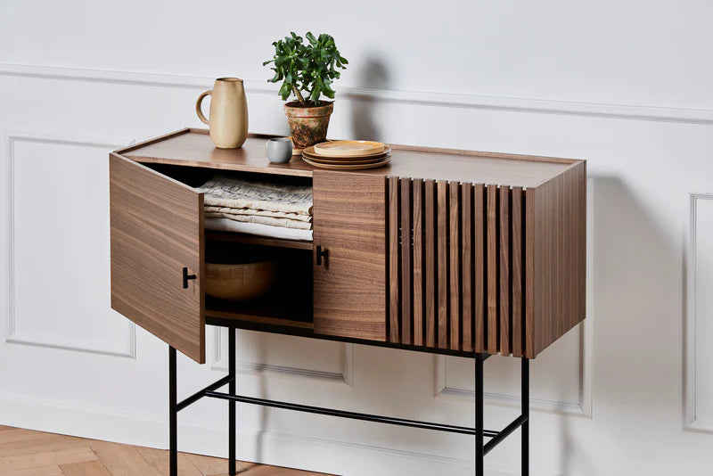 Array Sideboard (180 cm) ตู้เก็บของไม้ oak veneer พร้อมขาโลหะสีดำ ออกแบบโดย Says Who