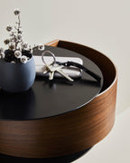 Wallie เป็นชั้นวางของติดผนังจาก WOUD ที่ใช้รูปทรงเรียบง่ายแบบสแกนดิเนเวียน ผสมผสานลิ้นชักไม้โอ๊กแท้กับโครงเหล็กเคลือบสีอย่างเรียบร้อย ลิ้นชักยึดด้วยแม่เหล็กทำให้ถอดใช้สะดวกและดูสะอาดตา เหมาะสำหรับเก็บของชิ้นเล็กในมุมต่างๆ ของบ้านโดยไม่เปลืองพื้นที่ ดีไซน์ของ Wallie สะท้อนแนวคิดเดียวกับ Old Pine Trees ในเรื่องความงามที่ใช้งานได้จริง ดูเรียบ สบายตา และอยู่กับเราได้นาน พร้อมเข้ากับหลายสไตล์ของบ้านในชีวิตประจำวัน.