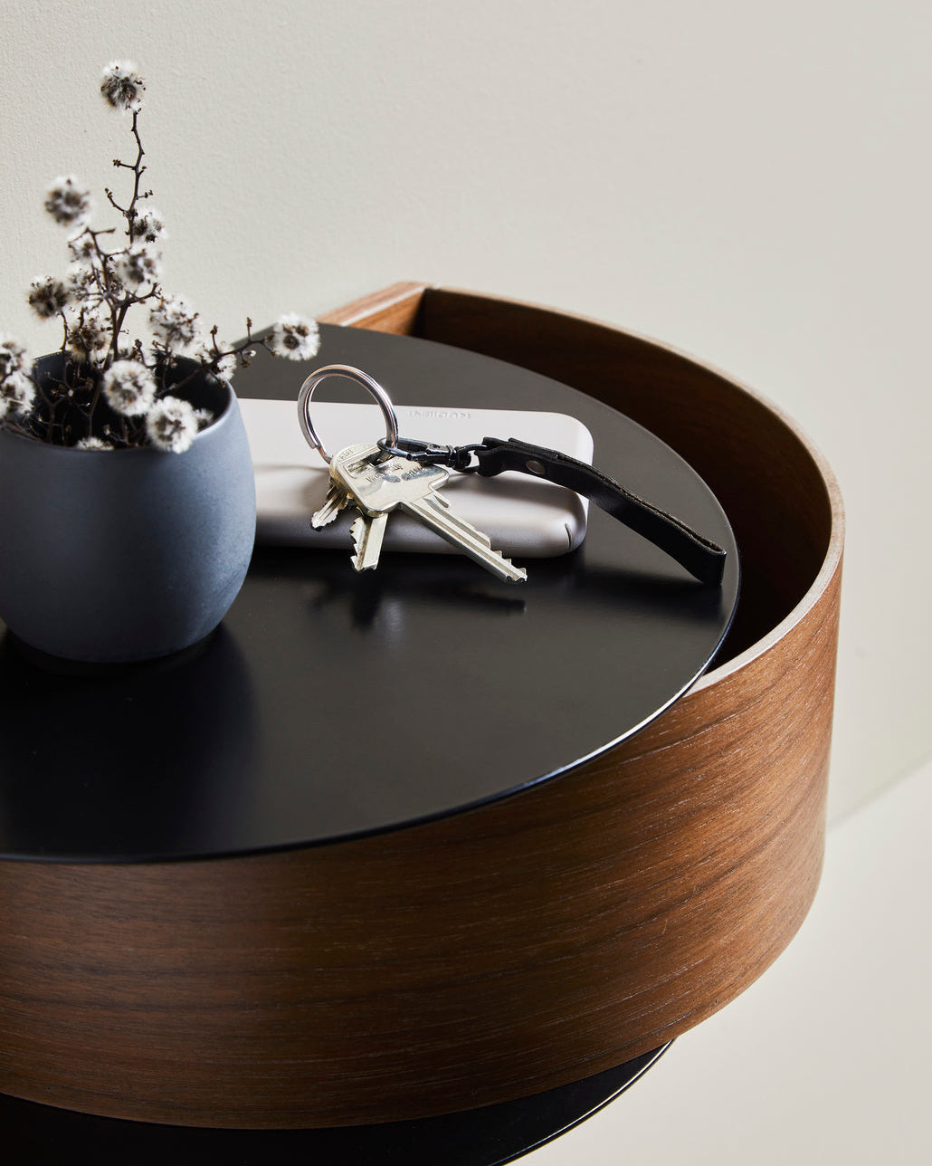 Wallie เป็นชั้นวางของติดผนังจาก WOUD ที่ใช้รูปทรงเรียบง่ายแบบสแกนดิเนเวียน ผสมผสานลิ้นชักไม้โอ๊กแท้กับโครงเหล็กเคลือบสีอย่างเรียบร้อย ลิ้นชักยึดด้วยแม่เหล็กทำให้ถอดใช้สะดวกและดูสะอาดตา เหมาะสำหรับเก็บของชิ้นเล็กในมุมต่างๆ ของบ้านโดยไม่เปลืองพื้นที่ ดีไซน์ของ Wallie สะท้อนแนวคิดเดียวกับ Old Pine Trees ในเรื่องความงามที่ใช้งานได้จริง ดูเรียบ สบายตา และอยู่กับเราได้นาน พร้อมเข้ากับหลายสไตล์ของบ้านในชีวิตประจำวัน.