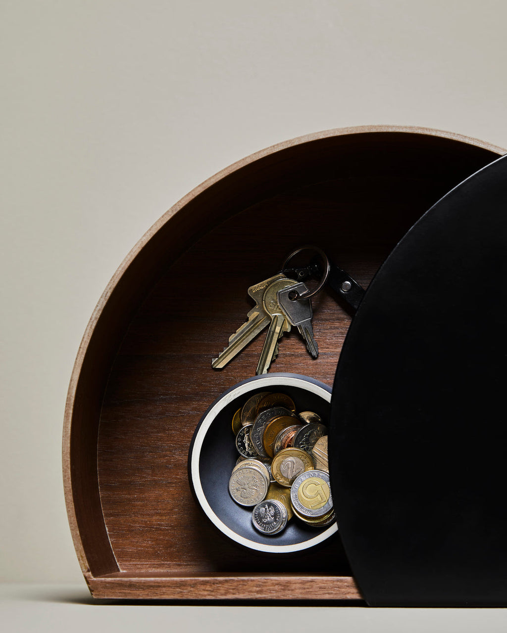 Wallie เป็นชั้นวางของติดผนังจาก WOUD ที่ใช้รูปทรงเรียบง่ายแบบสแกนดิเนเวียน ผสมผสานลิ้นชักไม้โอ๊กแท้กับโครงเหล็กเคลือบสีอย่างเรียบร้อย ลิ้นชักยึดด้วยแม่เหล็กทำให้ถอดใช้สะดวกและดูสะอาดตา เหมาะสำหรับเก็บของชิ้นเล็กในมุมต่างๆ ของบ้านโดยไม่เปลืองพื้นที่ ดีไซน์ของ Wallie สะท้อนแนวคิดเดียวกับ Old Pine Trees ในเรื่องความงามที่ใช้งานได้จริง ดูเรียบ สบายตา และอยู่กับเราได้นาน พร้อมเข้ากับหลายสไตล์ของบ้านในชีวิตประจำวัน.