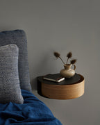 Wallie เป็นชั้นวางของติดผนังจาก WOUD ที่ใช้รูปทรงเรียบง่ายแบบสแกนดิเนเวียน ผสมผสานลิ้นชักไม้โอ๊กแท้กับโครงเหล็กเคลือบสีอย่างเรียบร้อย ลิ้นชักยึดด้วยแม่เหล็กทำให้ถอดใช้สะดวกและดูสะอาดตา เหมาะสำหรับเก็บของชิ้นเล็กในมุมต่างๆ ของบ้านโดยไม่เปลืองพื้นที่ ดีไซน์ของ Wallie สะท้อนแนวคิดเดียวกับ Old Pine Trees ในเรื่องความงามที่ใช้งานได้จริง ดูเรียบ สบายตา และอยู่กับเราได้นาน พร้อมเข้ากับหลายสไตล์ของบ้านในชีวิตประจำวัน.