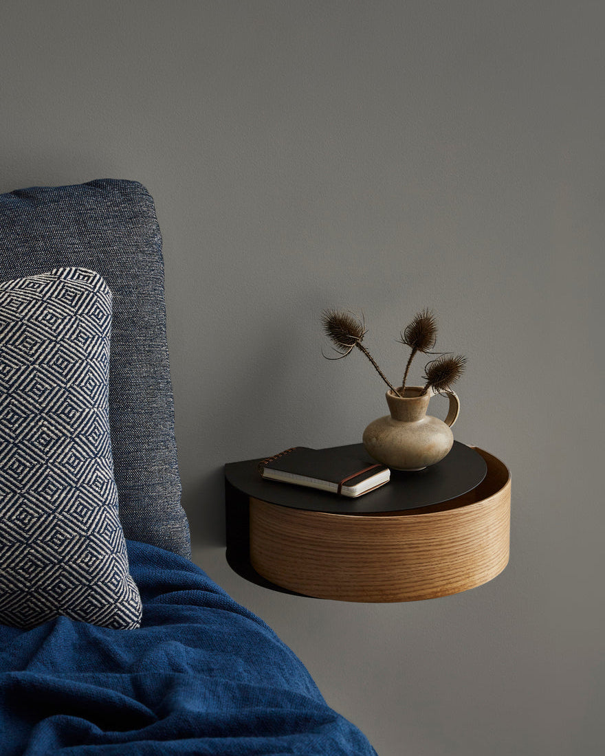 Wallie เป็นชั้นวางของติดผนังจาก WOUD ที่ใช้รูปทรงเรียบง่ายแบบสแกนดิเนเวียน ผสมผสานลิ้นชักไม้โอ๊กแท้กับโครงเหล็กเคลือบสีอย่างเรียบร้อย ลิ้นชักยึดด้วยแม่เหล็กทำให้ถอดใช้สะดวกและดูสะอาดตา เหมาะสำหรับเก็บของชิ้นเล็กในมุมต่างๆ ของบ้านโดยไม่เปลืองพื้นที่ ดีไซน์ของ Wallie สะท้อนแนวคิดเดียวกับ Old Pine Trees ในเรื่องความงามที่ใช้งานได้จริง ดูเรียบ สบายตา และอยู่กับเราได้นาน พร้อมเข้ากับหลายสไตล์ของบ้านในชีวิตประจำวัน.