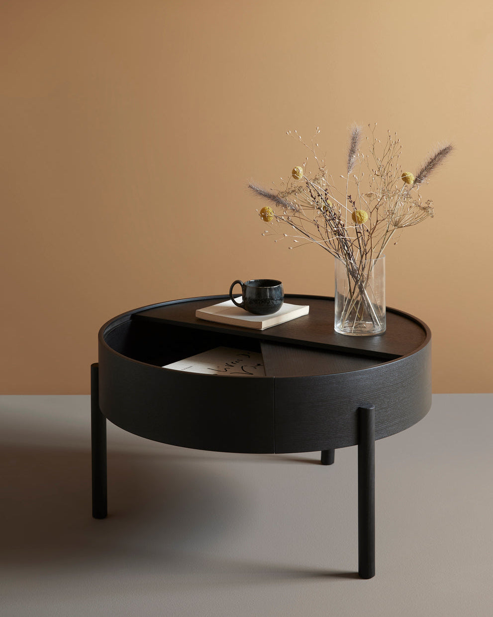 Arc Table จาก WOUD เป็นโต๊ะกลางสไตล์ Scandinavian furniture ที่ออกแบบในเดนมาร์ก ใช้ไม้แท้ เช่น Walnut, Oak และ Black Ash จุดเด่นคือฝาบนหมุนได้ เปิดเพื่อโชว์ของหรือปิดเพื่อซ่อนของได้ทันที ช่องเก็บของด้านในบุนาโนลามิเนตทนทานและดูแลง่าย ขาไม้สามขาช่วยให้โต๊ะดูเบาและเข้ากับบ้านแนว Nordic, มินิมอล หรือห้องนั่งเล่นสมัยใหม่ เหมาะสำหรับผู้ที่ต้องการเฟอร์นิเจอร์เดนมาร์กคุณภาพดีที่ใช้งานได้จริง และเข้ากับแนวทางของ Old Pine Trees เรื่องความงามที่เรียบง่าย ใช้งานได้ และอยู่กับเราได้นาน.