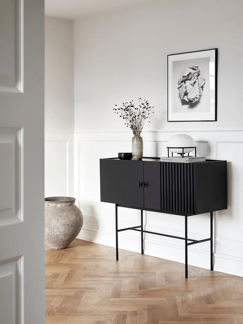 Array Sideboard (180 cm) ตู้เก็บของไม้ oak veneer พร้อมขาโลหะสีดำ ออกแบบโดย Says Who