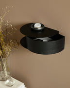 Wallie เป็นชั้นวางของติดผนังจาก WOUD ที่ใช้รูปทรงเรียบง่ายแบบสแกนดิเนเวียน ผสมผสานลิ้นชักไม้โอ๊กแท้กับโครงเหล็กเคลือบสีอย่างเรียบร้อย ลิ้นชักยึดด้วยแม่เหล็กทำให้ถอดใช้สะดวกและดูสะอาดตา เหมาะสำหรับเก็บของชิ้นเล็กในมุมต่างๆ ของบ้านโดยไม่เปลืองพื้นที่ ดีไซน์ของ Wallie สะท้อนแนวคิดเดียวกับ Old Pine Trees ในเรื่องความงามที่ใช้งานได้จริง ดูเรียบ สบายตา และอยู่กับเราได้นาน พร้อมเข้ากับหลายสไตล์ของบ้านในชีวิตประจำวัน.