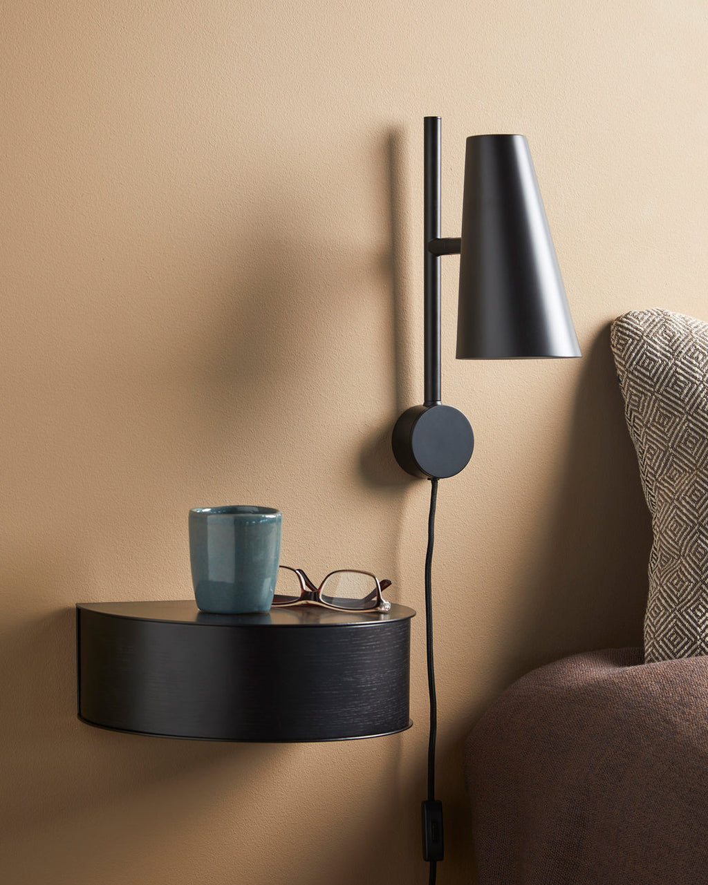 Wallie เป็นชั้นวางของติดผนังจาก WOUD ที่ใช้รูปทรงเรียบง่ายแบบสแกนดิเนเวียน ผสมผสานลิ้นชักไม้โอ๊กแท้กับโครงเหล็กเคลือบสีอย่างเรียบร้อย ลิ้นชักยึดด้วยแม่เหล็กทำให้ถอดใช้สะดวกและดูสะอาดตา เหมาะสำหรับเก็บของชิ้นเล็กในมุมต่างๆ ของบ้านโดยไม่เปลืองพื้นที่ ดีไซน์ของ Wallie สะท้อนแนวคิดเดียวกับ Old Pine Trees ในเรื่องความงามที่ใช้งานได้จริง ดูเรียบ สบายตา และอยู่กับเราได้นาน พร้อมเข้ากับหลายสไตล์ของบ้านในชีวิตประจำวัน.