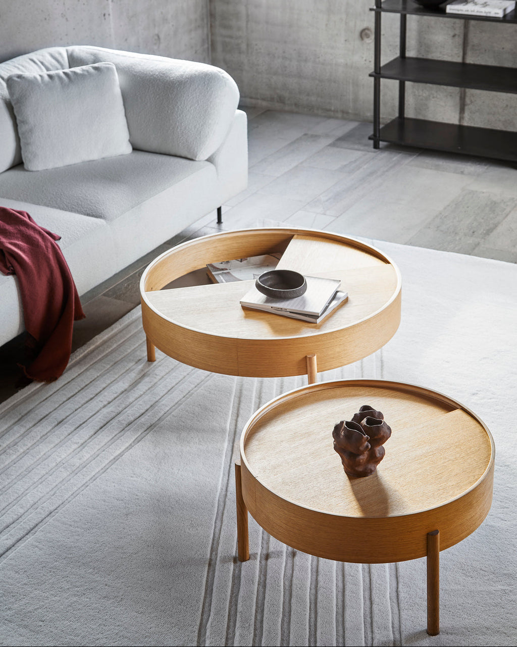 Arc Table จาก WOUD เป็นโต๊ะกลางสไตล์ Scandinavian furniture ที่ออกแบบในเดนมาร์ก ใช้ไม้แท้ เช่น Walnut, Oak และ Black Ash จุดเด่นคือฝาบนหมุนได้ เปิดเพื่อโชว์ของหรือปิดเพื่อซ่อนของได้ทันที ช่องเก็บของด้านในบุนาโนลามิเนตทนทานและดูแลง่าย ขาไม้สามขาช่วยให้โต๊ะดูเบาและเข้ากับบ้านแนว Nordic, มินิมอล หรือห้องนั่งเล่นสมัยใหม่ เหมาะสำหรับผู้ที่ต้องการเฟอร์นิเจอร์เดนมาร์กคุณภาพดีที่ใช้งานได้จริง และเข้ากับแนวทางของ Old Pine Trees เรื่องความงามที่เรียบง่าย ใช้งานได้ และอยู่กับเราได้นาน.