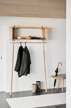 Töjbox Wardrobe ตู้แขวนเสื้อผ้าไม้ oak พร้อมกล่องเก็บของด้านบน ออกแบบโดย Michael Daae Studio