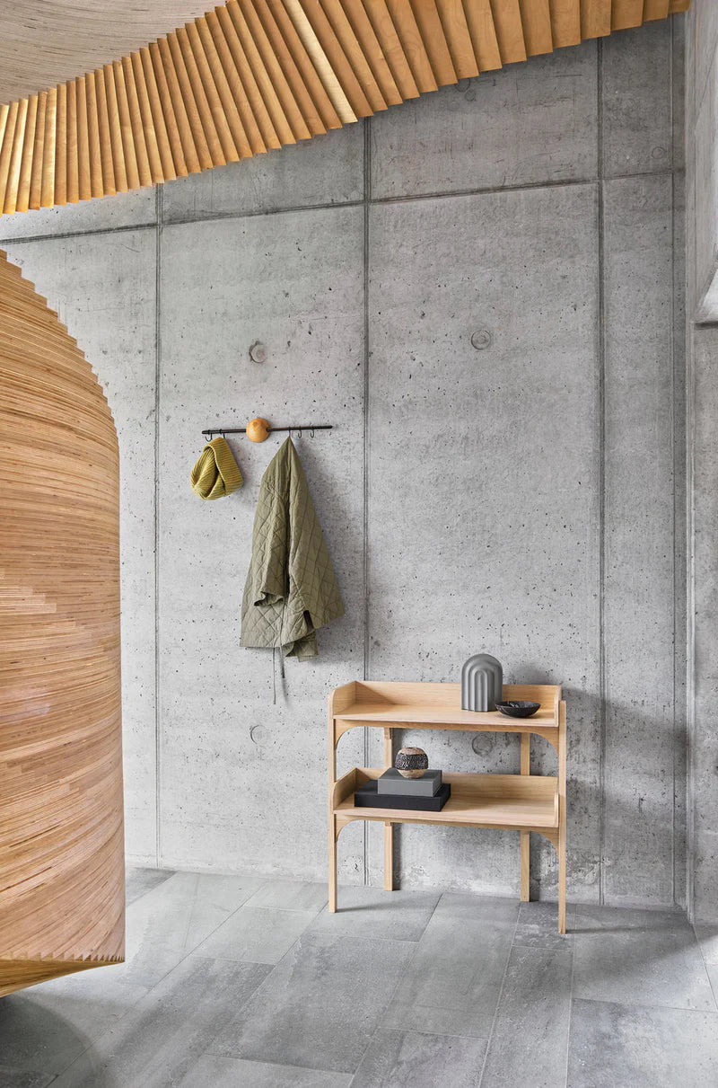 Utility Shelf ชั้นวางของไม้ oak สองระดับสำหรับจัดเก็บของใช้ในบ้าน ออกแบบโดย Rachael Heritage