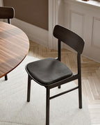 WOUD Soma Dining Chair เป็นเก้าอี้ทานข้าวสไตล์ Scandinavian furniture จากเดนมาร์กที่เน้นเส้นสายเรียบ นั่งสบาย และเข้ากับบ้านแนว Nordic และมินิมอลได้ง่าย โครงสร้างใช้ไม้แท้ ทั้งโอ๊กและแอช พร้อมตัวเลือกแบบบุหนังเพื่อเพิ่มความนุ่มสบาย ดีไซน์พนักพิงโค้งรับหลังและขาไม้ทรงกลมทำให้เก้าอี้ดูอบอุ่นและเบาสบายตามแบบ Danish design เหมาะทั้งโต๊ะอาหารและมุมทำงานในบ้านไทย และสอดคล้องกับแนวคิดของ Old Pine Trees ที่ให้ความสำคัญกับเฟอร์นิเจอร์ไม้คุณภาพดีที่ใช้งานได้จริงและอยู่ได้นาน.