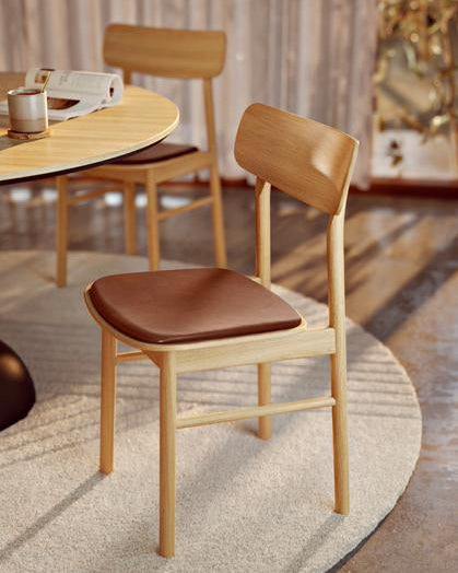 WOUD Soma Dining Chair เป็นเก้าอี้ทานข้าวสไตล์ Scandinavian furniture จากเดนมาร์กที่เน้นเส้นสายเรียบ นั่งสบาย และเข้ากับบ้านแนว Nordic และมินิมอลได้ง่าย โครงสร้างใช้ไม้แท้ ทั้งโอ๊กและแอช พร้อมตัวเลือกแบบบุหนังเพื่อเพิ่มความนุ่มสบาย ดีไซน์พนักพิงโค้งรับหลังและขาไม้ทรงกลมทำให้เก้าอี้ดูอบอุ่นและเบาสบายตามแบบ Danish design เหมาะทั้งโต๊ะอาหารและมุมทำงานในบ้านไทย และสอดคล้องกับแนวคิดของ Old Pine Trees ที่ให้ความสำคัญกับเฟอร์นิเจอร์ไม้คุณภาพดีที่ใช้งานได้จริงและอยู่ได้นาน.