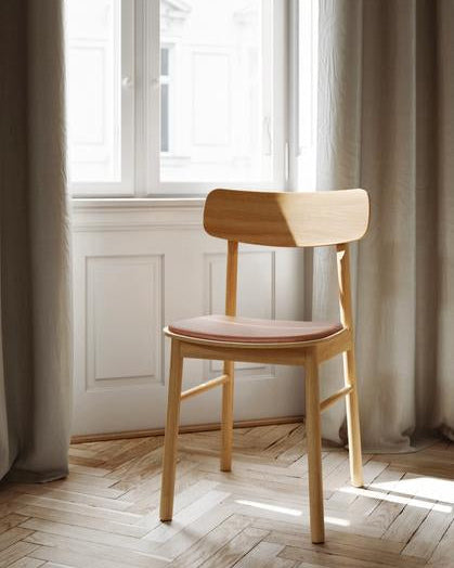 WOUD Soma Dining Chair เป็นเก้าอี้ทานข้าวสไตล์ Scandinavian furniture จากเดนมาร์กที่เน้นเส้นสายเรียบ นั่งสบาย และเข้ากับบ้านแนว Nordic และมินิมอลได้ง่าย โครงสร้างใช้ไม้แท้ ทั้งโอ๊กและแอช พร้อมตัวเลือกแบบบุหนังเพื่อเพิ่มความนุ่มสบาย ดีไซน์พนักพิงโค้งรับหลังและขาไม้ทรงกลมทำให้เก้าอี้ดูอบอุ่นและเบาสบายตามแบบ Danish design เหมาะทั้งโต๊ะอาหารและมุมทำงานในบ้านไทย และสอดคล้องกับแนวคิดของ Old Pine Trees ที่ให้ความสำคัญกับเฟอร์นิเจอร์ไม้คุณภาพดีที่ใช้งานได้จริงและอยู่ได้นาน.
