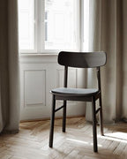 WOUD Soma Dining Chair เป็นเก้าอี้ทานข้าวสไตล์ Scandinavian furniture จากเดนมาร์กที่เน้นเส้นสายเรียบ นั่งสบาย และเข้ากับบ้านแนว Nordic และมินิมอลได้ง่าย โครงสร้างใช้ไม้แท้ ทั้งโอ๊กและแอช พร้อมตัวเลือกแบบบุหนังเพื่อเพิ่มความนุ่มสบาย ดีไซน์พนักพิงโค้งรับหลังและขาไม้ทรงกลมทำให้เก้าอี้ดูอบอุ่นและเบาสบายตามแบบ Danish design เหมาะทั้งโต๊ะอาหารและมุมทำงานในบ้านไทย และสอดคล้องกับแนวคิดของ Old Pine Trees ที่ให้ความสำคัญกับเฟอร์นิเจอร์ไม้คุณภาพดีที่ใช้งานได้จริงและอยู่ได้นาน.