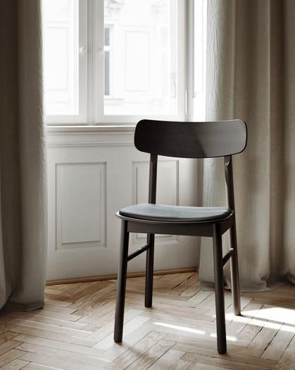 WOUD Soma Dining Chair เป็นเก้าอี้ทานข้าวสไตล์ Scandinavian furniture จากเดนมาร์กที่เน้นเส้นสายเรียบ นั่งสบาย และเข้ากับบ้านแนว Nordic และมินิมอลได้ง่าย โครงสร้างใช้ไม้แท้ ทั้งโอ๊กและแอช พร้อมตัวเลือกแบบบุหนังเพื่อเพิ่มความนุ่มสบาย ดีไซน์พนักพิงโค้งรับหลังและขาไม้ทรงกลมทำให้เก้าอี้ดูอบอุ่นและเบาสบายตามแบบ Danish design เหมาะทั้งโต๊ะอาหารและมุมทำงานในบ้านไทย และสอดคล้องกับแนวคิดของ Old Pine Trees ที่ให้ความสำคัญกับเฟอร์นิเจอร์ไม้คุณภาพดีที่ใช้งานได้จริงและอยู่ได้นาน.