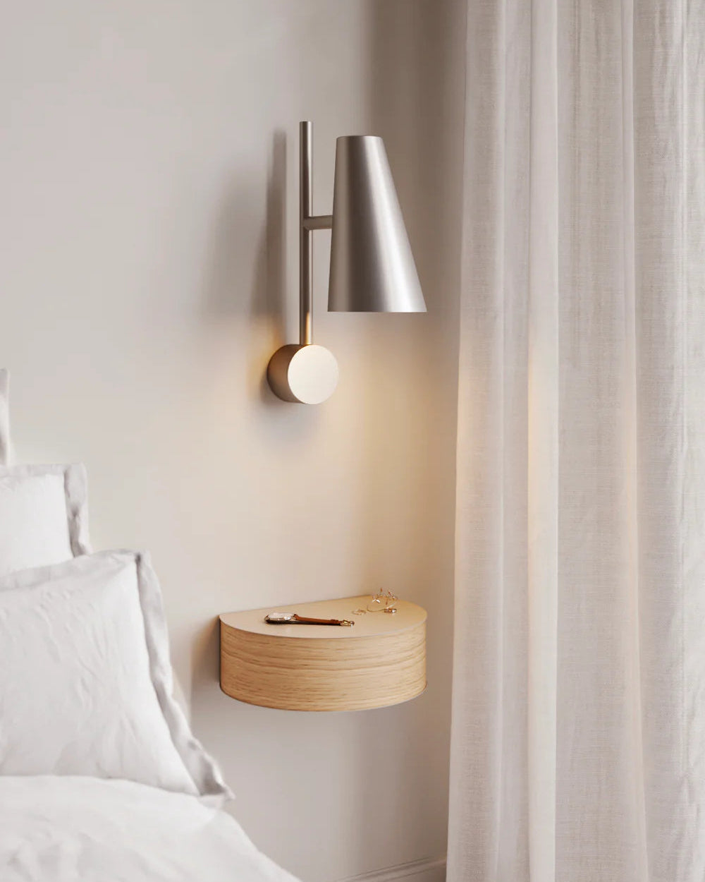 Wallie เป็นชั้นวางของติดผนังจาก WOUD ที่ใช้รูปทรงเรียบง่ายแบบสแกนดิเนเวียน ผสมผสานลิ้นชักไม้โอ๊กแท้กับโครงเหล็กเคลือบสีอย่างเรียบร้อย ลิ้นชักยึดด้วยแม่เหล็กทำให้ถอดใช้สะดวกและดูสะอาดตา เหมาะสำหรับเก็บของชิ้นเล็กในมุมต่างๆ ของบ้านโดยไม่เปลืองพื้นที่ ดีไซน์ของ Wallie สะท้อนแนวคิดเดียวกับ Old Pine Trees ในเรื่องความงามที่ใช้งานได้จริง ดูเรียบ สบายตา และอยู่กับเราได้นาน พร้อมเข้ากับหลายสไตล์ของบ้านในชีวิตประจำวัน.