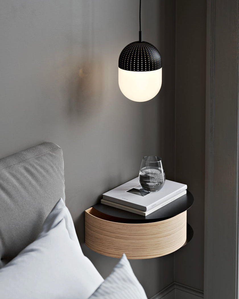 Wallie เป็นชั้นวางของติดผนังจาก WOUD ที่ใช้รูปทรงเรียบง่ายแบบสแกนดิเนเวียน ผสมผสานลิ้นชักไม้โอ๊กแท้กับโครงเหล็กเคลือบสีอย่างเรียบร้อย ลิ้นชักยึดด้วยแม่เหล็กทำให้ถอดใช้สะดวกและดูสะอาดตา เหมาะสำหรับเก็บของชิ้นเล็กในมุมต่างๆ ของบ้านโดยไม่เปลืองพื้นที่ ดีไซน์ของ Wallie สะท้อนแนวคิดเดียวกับ Old Pine Trees ในเรื่องความงามที่ใช้งานได้จริง ดูเรียบ สบายตา และอยู่กับเราได้นาน พร้อมเข้ากับหลายสไตล์ของบ้านในชีวิตประจำวัน.