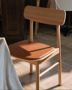 WOUD Soma Dining Chair เป็นเก้าอี้ทานข้าวสไตล์ Scandinavian furniture จากเดนมาร์กที่เน้นเส้นสายเรียบ นั่งสบาย และเข้ากับบ้านแนว Nordic และมินิมอลได้ง่าย โครงสร้างใช้ไม้แท้ ทั้งโอ๊กและแอช พร้อมตัวเลือกแบบบุหนังเพื่อเพิ่มความนุ่มสบาย ดีไซน์พนักพิงโค้งรับหลังและขาไม้ทรงกลมทำให้เก้าอี้ดูอบอุ่นและเบาสบายตามแบบ Danish design เหมาะทั้งโต๊ะอาหารและมุมทำงานในบ้านไทย และสอดคล้องกับแนวคิดของ Old Pine Trees ที่ให้ความสำคัญกับเฟอร์นิเจอร์ไม้คุณภาพดีที่ใช้งานได้จริงและอยู่ได้นาน.