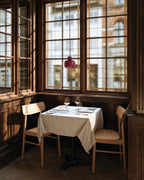 WOUD Soma Dining Chair เป็นเก้าอี้ทานข้าวสไตล์ Scandinavian furniture จากเดนมาร์กที่เน้นเส้นสายเรียบ นั่งสบาย และเข้ากับบ้านแนว Nordic และมินิมอลได้ง่าย โครงสร้างใช้ไม้แท้ ทั้งโอ๊กและแอช พร้อมตัวเลือกแบบบุหนังเพื่อเพิ่มความนุ่มสบาย ดีไซน์พนักพิงโค้งรับหลังและขาไม้ทรงกลมทำให้เก้าอี้ดูอบอุ่นและเบาสบายตามแบบ Danish design เหมาะทั้งโต๊ะอาหารและมุมทำงานในบ้านไทย และสอดคล้องกับแนวคิดของ Old Pine Trees ที่ให้ความสำคัญกับเฟอร์นิเจอร์ไม้คุณภาพดีที่ใช้งานได้จริงและอยู่ได้นาน.