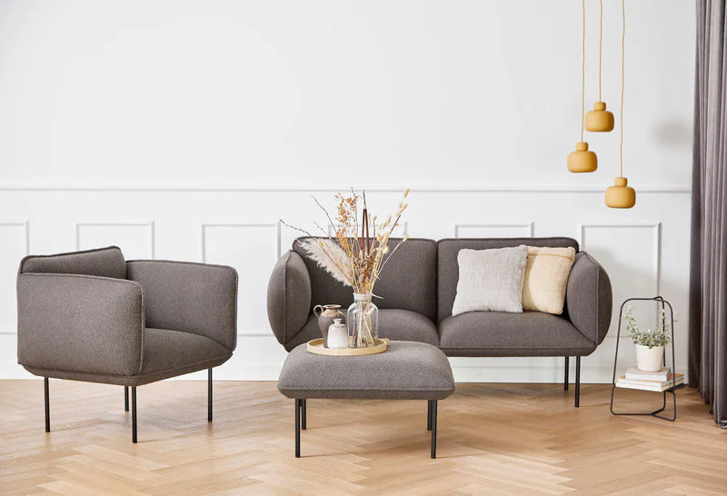 Nakki 2-Seater โซฟาสองที่นั่งพร้อมขาโลหะสีดำ ออกแบบโดย Mika Tolvanen