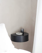 Wallie เป็นชั้นวางของติดผนังจาก WOUD ที่ใช้รูปทรงเรียบง่ายแบบสแกนดิเนเวียน ผสมผสานลิ้นชักไม้โอ๊กแท้กับโครงเหล็กเคลือบสีอย่างเรียบร้อย ลิ้นชักยึดด้วยแม่เหล็กทำให้ถอดใช้สะดวกและดูสะอาดตา เหมาะสำหรับเก็บของชิ้นเล็กในมุมต่างๆ ของบ้านโดยไม่เปลืองพื้นที่ ดีไซน์ของ Wallie สะท้อนแนวคิดเดียวกับ Old Pine Trees ในเรื่องความงามที่ใช้งานได้จริง ดูเรียบ สบายตา และอยู่กับเราได้นาน พร้อมเข้ากับหลายสไตล์ของบ้านในชีวิตประจำวัน.