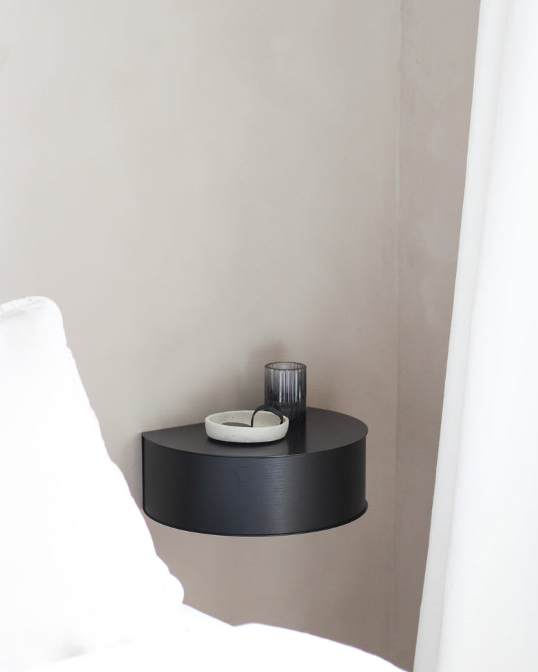 Wallie เป็นชั้นวางของติดผนังจาก WOUD ที่ใช้รูปทรงเรียบง่ายแบบสแกนดิเนเวียน ผสมผสานลิ้นชักไม้โอ๊กแท้กับโครงเหล็กเคลือบสีอย่างเรียบร้อย ลิ้นชักยึดด้วยแม่เหล็กทำให้ถอดใช้สะดวกและดูสะอาดตา เหมาะสำหรับเก็บของชิ้นเล็กในมุมต่างๆ ของบ้านโดยไม่เปลืองพื้นที่ ดีไซน์ของ Wallie สะท้อนแนวคิดเดียวกับ Old Pine Trees ในเรื่องความงามที่ใช้งานได้จริง ดูเรียบ สบายตา และอยู่กับเราได้นาน พร้อมเข้ากับหลายสไตล์ของบ้านในชีวิตประจำวัน.