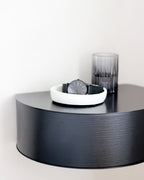 Wallie เป็นชั้นวางของติดผนังจาก WOUD ที่ใช้รูปทรงเรียบง่ายแบบสแกนดิเนเวียน ผสมผสานลิ้นชักไม้โอ๊กแท้กับโครงเหล็กเคลือบสีอย่างเรียบร้อย ลิ้นชักยึดด้วยแม่เหล็กทำให้ถอดใช้สะดวกและดูสะอาดตา เหมาะสำหรับเก็บของชิ้นเล็กในมุมต่างๆ ของบ้านโดยไม่เปลืองพื้นที่ ดีไซน์ของ Wallie สะท้อนแนวคิดเดียวกับ Old Pine Trees ในเรื่องความงามที่ใช้งานได้จริง ดูเรียบ สบายตา และอยู่กับเราได้นาน พร้อมเข้ากับหลายสไตล์ของบ้านในชีวิตประจำวัน.