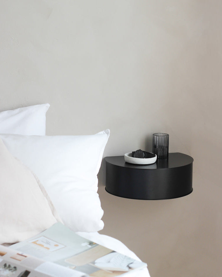 Wallie เป็นชั้นวางของติดผนังจาก WOUD ที่ใช้รูปทรงเรียบง่ายแบบสแกนดิเนเวียน ผสมผสานลิ้นชักไม้โอ๊กแท้กับโครงเหล็กเคลือบสีอย่างเรียบร้อย ลิ้นชักยึดด้วยแม่เหล็กทำให้ถอดใช้สะดวกและดูสะอาดตา เหมาะสำหรับเก็บของชิ้นเล็กในมุมต่างๆ ของบ้านโดยไม่เปลืองพื้นที่ ดีไซน์ของ Wallie สะท้อนแนวคิดเดียวกับ Old Pine Trees ในเรื่องความงามที่ใช้งานได้จริง ดูเรียบ สบายตา และอยู่กับเราได้นาน พร้อมเข้ากับหลายสไตล์ของบ้านในชีวิตประจำวัน.