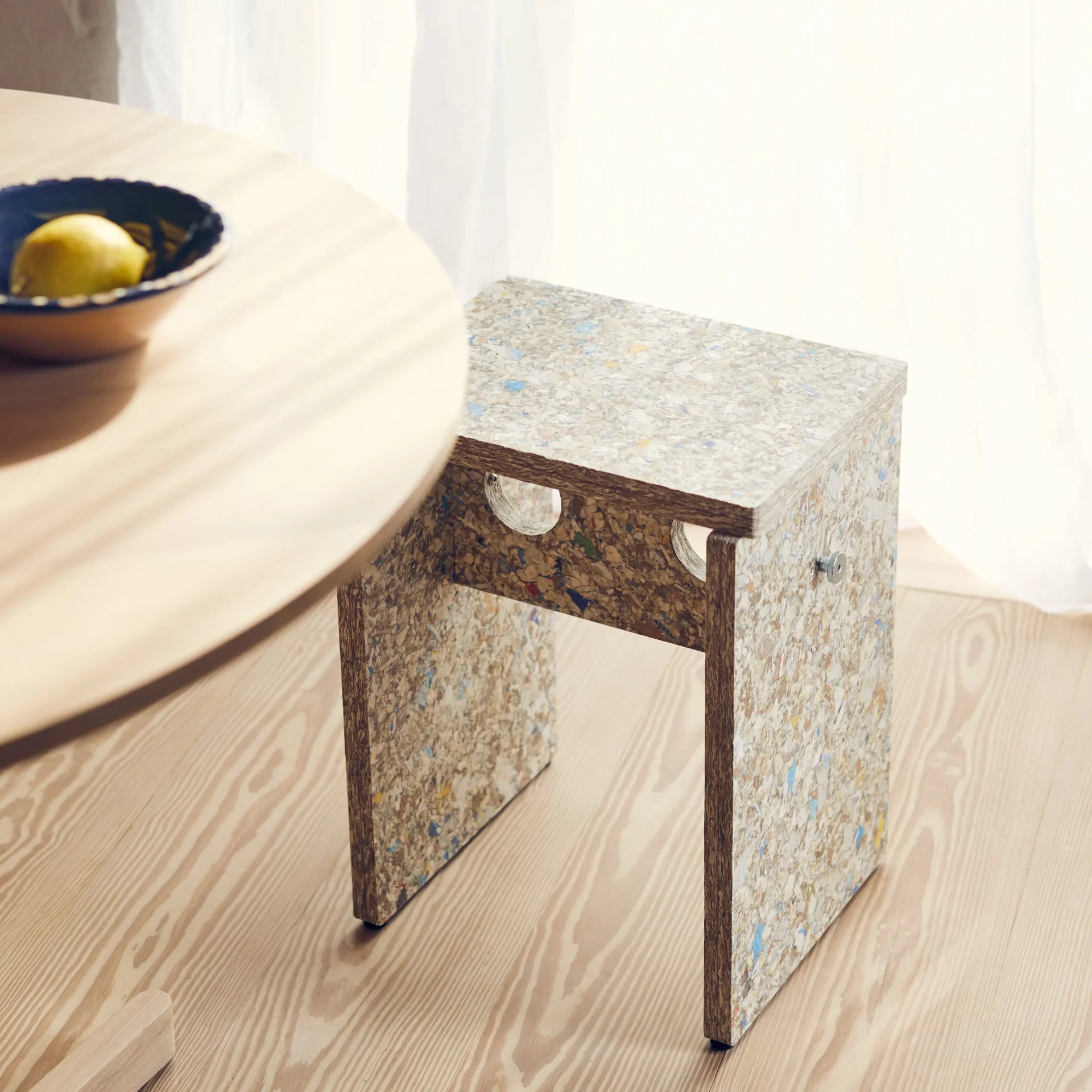 Remake Stool สตูลดีไซน์ร่วมสมัยผลิตจากวัสดุรีไซเคิล Packwall จากกล่องเครื่องดื่ม ออกแบบโดย Jonas Herman