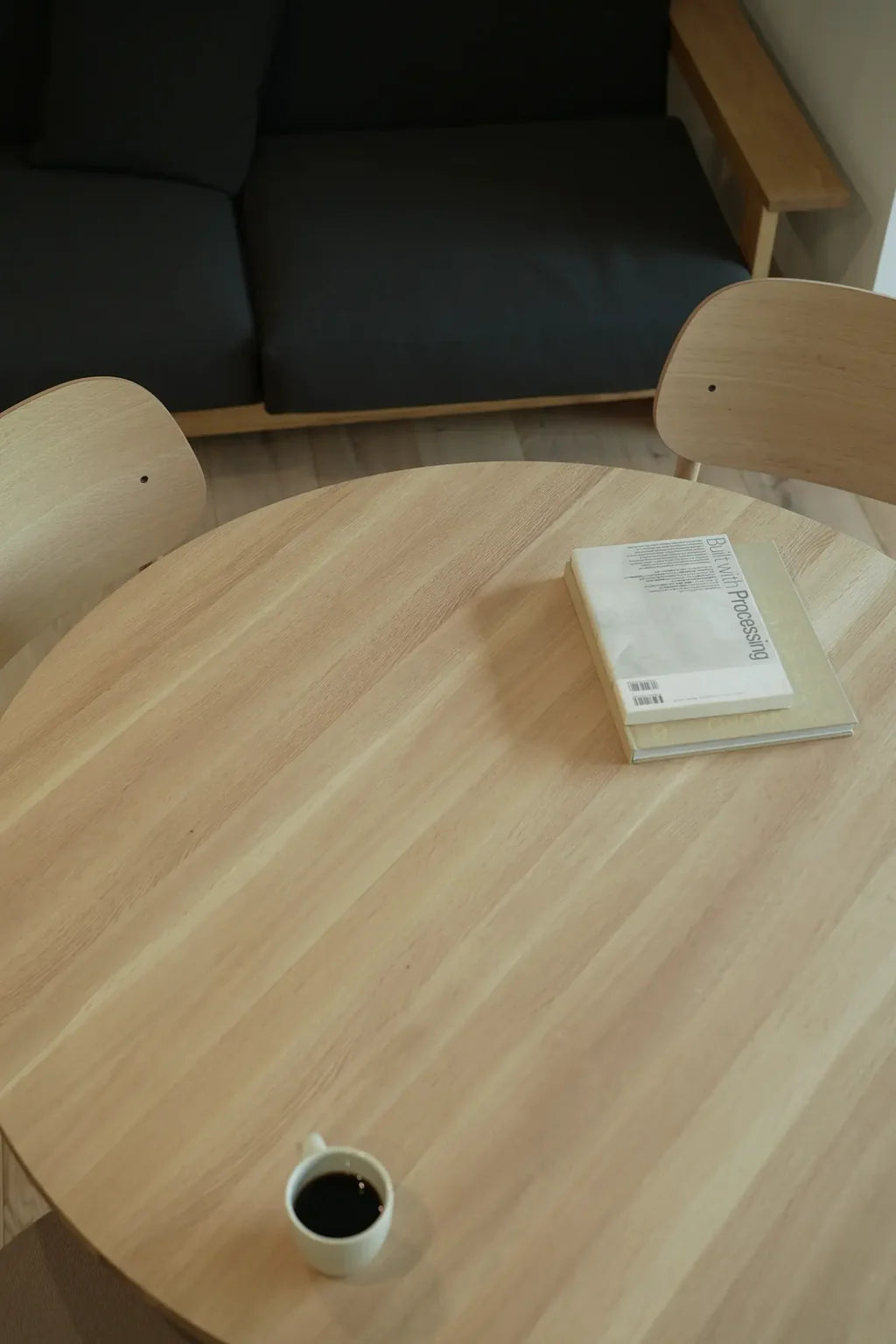 Ishinomaki Laboratory YAGURA ROUND TABLE โต๊ะไม้ทรงกลม ขาเอียงออกสี่ด้าน ออกแบบโดย Keiji Ashizawa