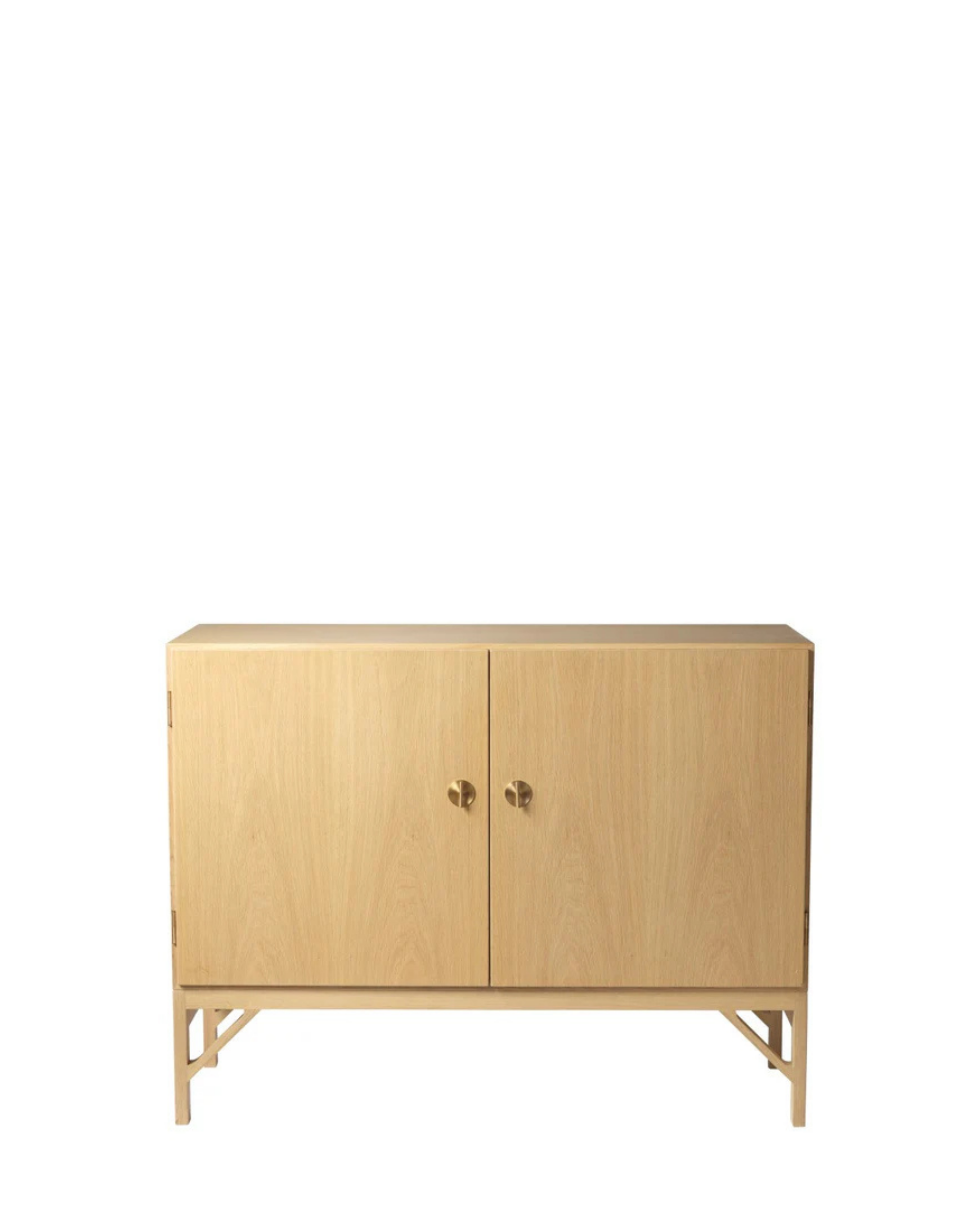 FDB Møbler A232 Sideboard ตู้เก็บของไม้โอ๊คดีไซน์สแกนดิเนเวียนพร้อมรายละเอียดทองเหลือง ออกแบบโดย Børge Mogensen