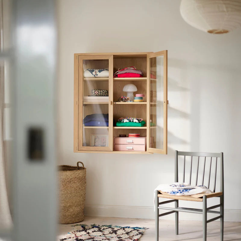 FDB Møbler A90 Boderne Wall Display Cabinet 106 ตู้โชว์ไม้โอ๊คติดผนังพร้อมบานกระจกดีไซน์สแกนดิเนเวียน ออกแบบโดย Rasmus Appel